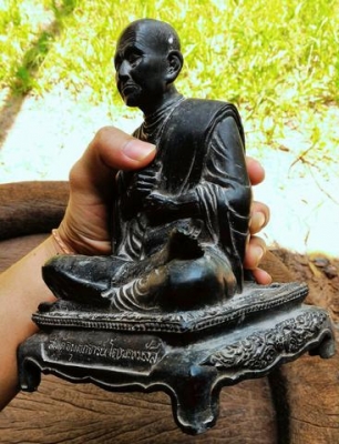 สมเด็จโตองค์ใหญ่ ฐานลายไทย ขาสิงห์สวยงาม เป็นของเก่า พระหิ้ง พระบ้านแท้ๆ น้ำหนักเยอะมาก เนื้อทองเหลืองหล่อโบราณ ฐานเทดินเก่า