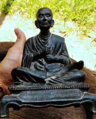 สมเด็จโตองค์ใหญ่ ฐานลายไทย ขาสิงห์สวยงาม เป็นของเก่า พระหิ้ง พระบ้านแท้ๆ น้ำหนักเยอะมาก เนื้อทองเหลืองหล่อโบราณ ฐานเทดินเก่า