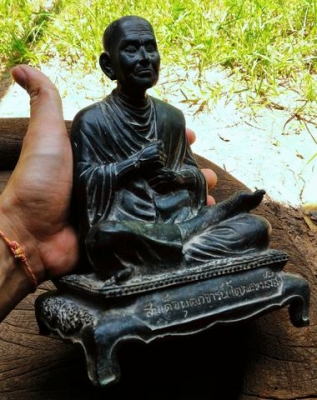 สมเด็จโตองค์ใหญ่ ฐานลายไทย ขาสิงห์สวยงาม เป็นของเก่า พระหิ้ง พระบ้านแท้ๆ น้ำหนักเยอะมาก เนื้อทองเหลืองหล่อโบราณ ฐานเทดินเก่า