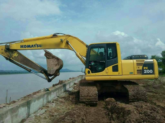 KOMATSU PC200-8