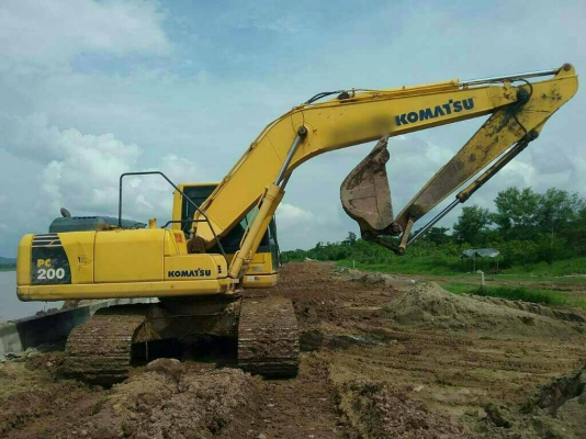 KOMATSU PC200-8