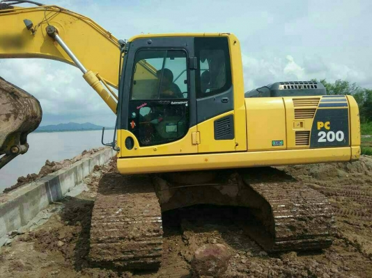 KOMATSU PC200-8