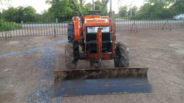 ขายรถไถL4508 มีใบมีดดันหน้า พร้อมใช้งาน