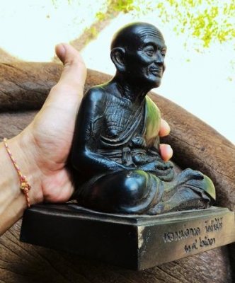 หลวงปู่ทวดองค์ใหญ่ ลอยองค์ พระหิ้ง พระบ้านแท้ เนื้อทองเหลืองรมดำ ออกวัดช้างไห้ ปี 2503 น้ำหนักมาก