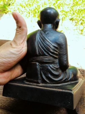 หลวงปู่ทวดองค์ใหญ่ ลอยองค์ พระหิ้ง พระบ้านแท้ เนื้อทองเหลืองรมดำ ออกวัดช้างไห้ ปี 2503 น้ำหนักมาก