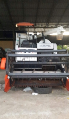 รถเกี่ยวคูโบต้า dc 70 g จดทะเบียนปี 55 ใช้งานน้อย รถทำแล้วพร้อมลุยพร้อมเทเลอร์เล่มพร้อมโอน