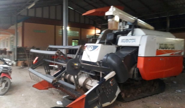 รถเกี่ยวคูโบต้า dc 70 g จดทะเบียนปี 55 ใช้งานน้อย รถทำแล้วพร้อมลุยพร้อมเทเลอร์เล่มพร้อมโอน