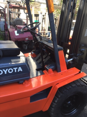 ขายรถยกโฟร์คลิฟท์4.5ตัน เสา4.5 เมตร ขายรถยกโฟร์คลิฟท์4.5ตัน เสา4.5 เมตร