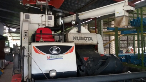 ขายรถเกี่ยวคูโบต้าอุ้มdc70gพร้อมใช้