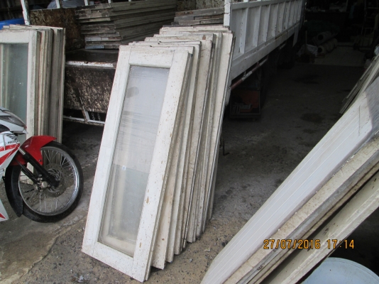ขายถูกๆครับ  หน้าต่าง  ไม้สักหนา  สนใจ 081-585-6957