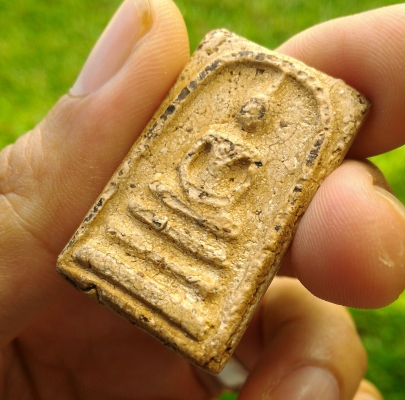 พระสมเด็จวัดระฆัง พิมพ์ใหญ่ V056 เนื้อสวยจัดๆ เม็ดสวยมวลสารเพียบ เนื้อหาควรค่าแก่การสะสม ได้มาจากนายทหารท่านหนึ่ง แต่เดิมนั้นเป็นกรอบเงิน