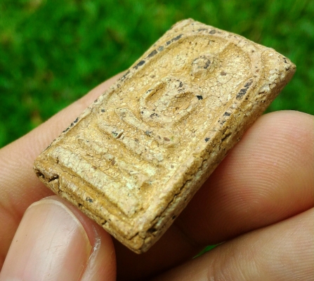 พระสมเด็จวัดระฆัง พิมพ์ใหญ่ V056 เนื้อสวยจัดๆ เม็ดสวยมวลสารเพียบ เนื้อหาควรค่าแก่การสะสม ได้มาจากนายทหารท่านหนึ่ง แต่เดิมนั้นเป็นกรอบเงิน