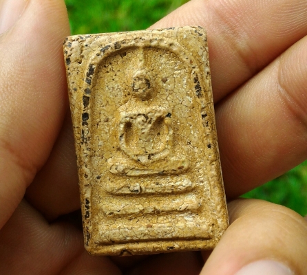 พระสมเด็จวัดระฆัง พิมพ์ใหญ่ V056 เนื้อสวยจัดๆ เม็ดสวยมวลสารเพียบ เนื้อหาควรค่าแก่การสะสม ได้มาจากนายทหารท่านหนึ่ง แต่เดิมนั้นเป็นกรอบเงิน