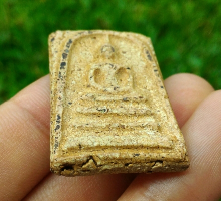 พระสมเด็จวัดระฆัง พิมพ์ใหญ่ V056 เนื้อสวยจัดๆ เม็ดสวยมวลสารเพียบ เนื้อหาควรค่าแก่การสะสม ได้มาจากนายทหารท่านหนึ่ง แต่เดิมนั้นเป็นกรอบเงิน