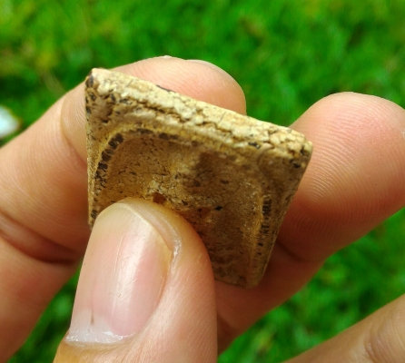 พระสมเด็จวัดระฆัง พิมพ์ใหญ่ V056 เนื้อสวยจัดๆ เม็ดสวยมวลสารเพียบ เนื้อหาควรค่าแก่การสะสม ได้มาจากนายทหารท่านหนึ่ง แต่เดิมนั้นเป็นกรอบเงิน