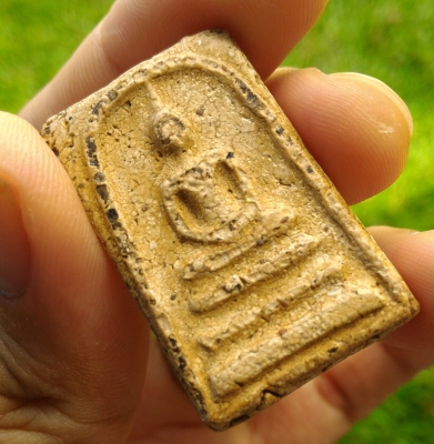 พระสมเด็จวัดระฆัง พิมพ์ใหญ่ V056 เนื้อสวยจัดๆ เม็ดสวยมวลสารเพียบ เนื้อหาควรค่าแก่การสะสม ได้มาจากนายทหารท่านหนึ่ง แต่เดิมนั้นเป็นกรอบเงิน