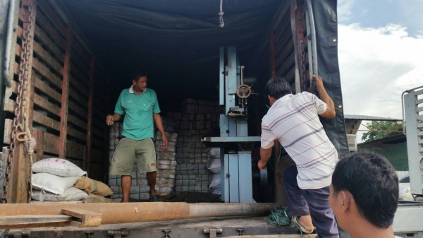 tractor-backhoe ได้จัดส่งเครื่องเลื่อยไม้ผ่าไม้ส่งไปปัตตานีครับ ลูกค้ารอรับปลายทางได้เลยครับ