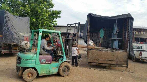 tractor-backhoe ได้จัดส่งเครื่องเลื่อยไม้ผ่าไม้ส่งไปปัตตานีครับ ลูกค้ารอรับปลายทางได้เลยครับ tractor-backhoe ได้จัดส่งเครื่องเลื่อยไม้ผ่าไม้ส่งไปปัตตานีครับ ลูกค้ารอรับปลายทางได้เลยครับ