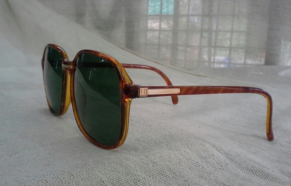 แว่นตาแบรนด์หรูอันดับหนึ่งของแผ่นดิน Vintage DUNHILL handmade in Austria (บิ๊กไซซ์!) แว่นตาแบรนด์หรูอันดับหนึ่งของแผ่นดิน Vintage DUNHILL handmade in Austria (บิ๊กไซซ์!)