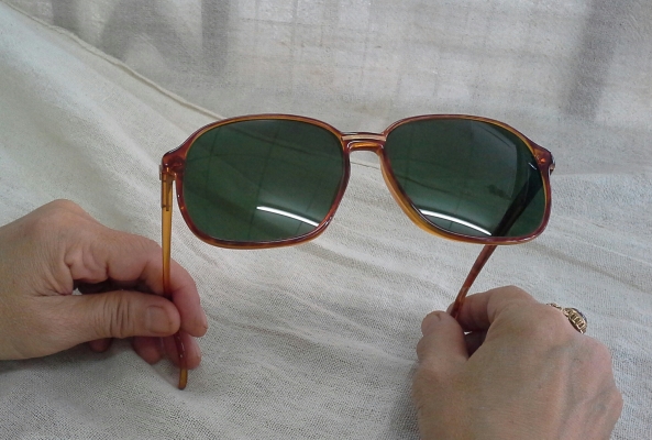แว่นตาแบรนด์หรูอันดับหนึ่งของแผ่นดิน Vintage DUNHILL handmade in Austria (บิ๊กไซซ์!) แว่นตาแบรนด์หรูอันดับหนึ่งของแผ่นดิน Vintage DUNHILL handmade in Austria (บิ๊กไซซ์!)