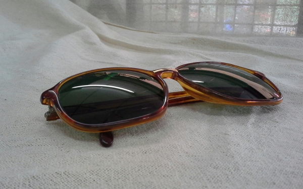 แว่นตาแบรนด์หรูอันดับหนึ่งของแผ่นดิน Vintage DUNHILL handmade in Austria (บิ๊กไซซ์!) แว่นตาแบรนด์หรูอันดับหนึ่งของแผ่นดิน Vintage DUNHILL handmade in Austria (บิ๊กไซซ์!)