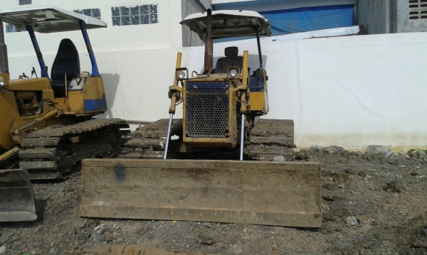 ต้องการขายรถ แทคเตอร์KOMATSU D2OP-6  3กระบอก