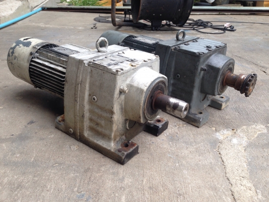 ขายมอเตอร์เกียร์ Sew Eurodrive 1HP. 380V มีระบบเบรคในตัว อัตราทด 1:60 เพลาออกประมาณ 23 รอบต่อนาที สภาพสวยเดิมๆ วิ่งนิ่มมาก พร้อมใช้งาน มี 2ตัวครับ ขายมอเตอร์เกียร์ Sew Eurodrive 1HP. 380V มีระบบเบรคในตัว อัตราทด 1:60 เพลาออกประมาณ 23 รอบต่อนาที สภาพสวยเดิมๆ วิ่งนิ่มมาก พร้อมใช้งาน มี 2ตัวครับ