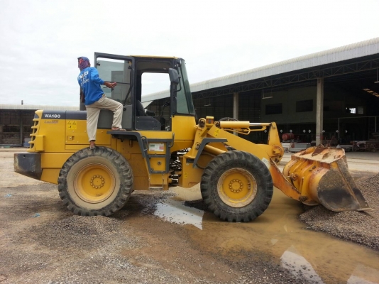 ** ราคา 2.55 ล้าน ** Komatsu WA180-3A ปี 2012 (ป้ายแดงออกห้างใหม่ 4.4ล้าน) รถมือเดียว 3,xxx ชม.แท้ๆ สภาพ 90\% รถ Made in Japan ** ราคา 2.55 ล้าน ** Komatsu WA180-3A ปี 2012 (ป้ายแดงออกห้างใหม่ 4.4ล้าน) รถมือเดียว 3,xxx ชม.แท้ๆ สภาพ 90\% รถ Made in Japan