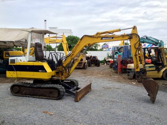 ขายรถแบคโฮ KOMATSU PC30-6 นำเข้าจากญี่ปุ่น ไม่เคยใช้งานในไทย ติดต่อ 086-324-1992