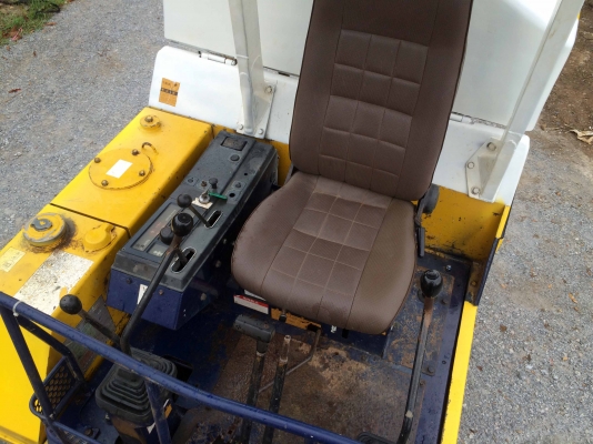 ขายรถแบคโฮ KOMATSU PC30-6 นำเข้าจากญี่ปุ่น ไม่เคยใช้งานในไทย ติดต่อ 086-324-1992