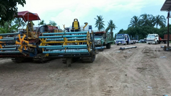 135.000. หัวยาว 6ล้อบรรทุกรถเกี่ยว&amp;แบคโคร  เครื่อง 6BD-165แรง พร้อมใช้งาน