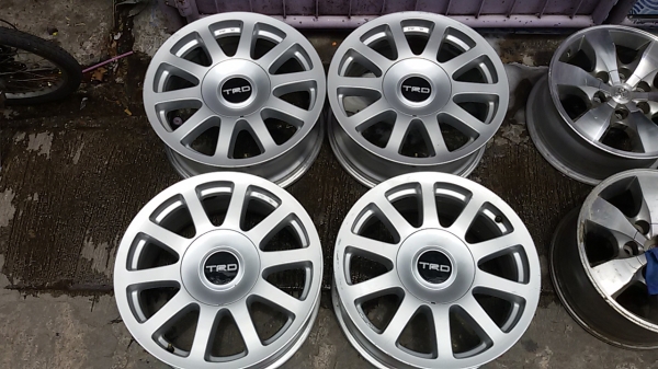 แม็กเดิม Toyota Vigo Prerunnerขอบ 16 2ชุด 17 2 ชุดสภาพดีไม่คดไม่ดุ้ง มีรอยบ้าง เก็บงานมาบ้างราคา ชุดละ 4,500-5,500 บาท