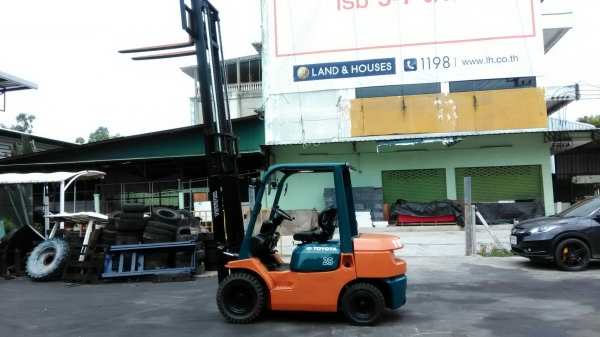 Toyota7fd25ขนาด2.5ตัน เสาสูง4เมตร เกียร์ออร์โต้ เครื่องยนต์ดีเซล2Z ยางตันใหม่4เส้น ราคาต่องรองได้0816161541