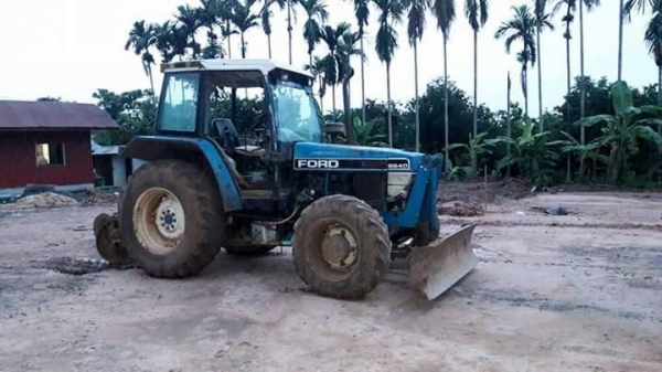 ขายรถไถFORD 6640 2เพลา อุปกรณ์ ดันหน้า ผานหลัง รถสวยสภาพดี รถบ้านใช้งานอยู่ เอกสารพร้อมโอน ราคา480,000 สนใจโทร 090-8588220คุณนะ 093-3258446คุณบิว หรือเข้าดูสินค้าอื่นๆได้ที่ www.narong2truck.com หรือ www.truck.in.th/498 หรือเพจFacebook ณรงค์ ซื้อขายรถมือส