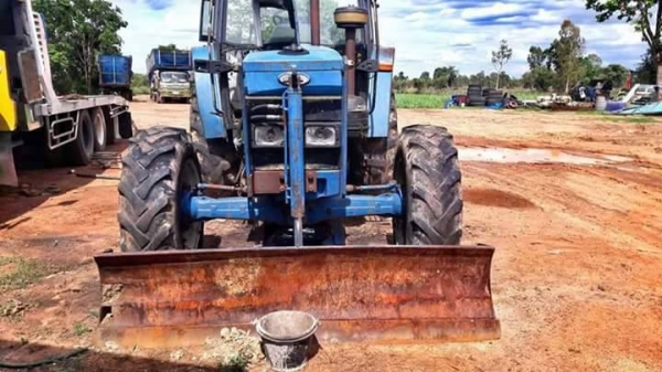 ขายรถไถFORD 6640 2เพลา อุปกรณ์ ดันหน้า ผานหลัง รถสวยสภาพดี รถบ้านใช้งานอยู่ เอกสารพร้อมโอน ราคา480,000 สนใจโทร 090-8588220คุณนะ 093-3258446คุณบิว หรือเข้าดูสินค้าอื่นๆได้ที่ www.narong2truck.com หรือ www.truck.in.th/498 หรือเพจFacebook ณรงค์ ซื้อขายรถมือส