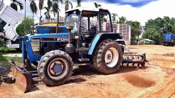 ขายรถไถFORD 6640 2เพลา อุปกรณ์ ดันหน้า ผานหลัง รถสวยสภาพดี รถบ้านใช้งานอยู่ เอกสารพร้อมโอน ราคา480,000 สนใจโทร 090-8588220คุณนะ 093-3258446คุณบิว หรือเข้าดูสินค้าอื่นๆได้ที่ www.narong2truck.com หรือ www.truck.in.th/498 หรือเพจFacebook ณรงค์ ซื้อขายรถมือส