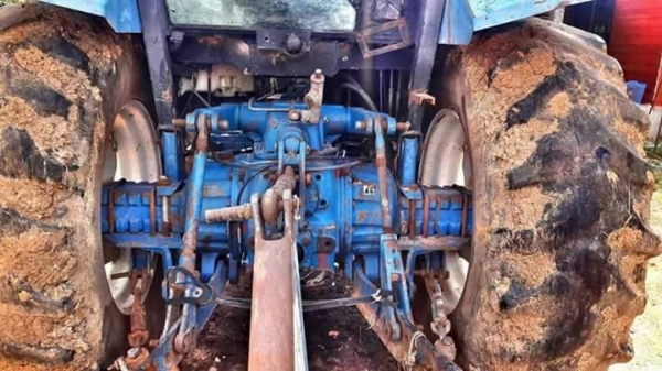 ขายรถไถFORD 6640 2เพลา อุปกรณ์ ดันหน้า ผานหลัง รถสวยสภาพดี รถบ้านใช้งานอยู่ เอกสารพร้อมโอน ราคา480,000 สนใจโทร 090-8588220คุณนะ 093-3258446คุณบิว หรือเข้าดูสินค้าอื่นๆได้ที่ www.narong2truck.com หรือ www.truck.in.th/498 หรือเพจFacebook ณรงค์ ซื้อขายรถมือส