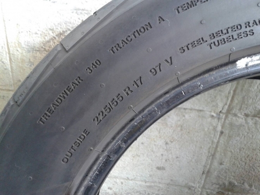 ยาง คอนติ 225/55R17ปี13 สวยๆ 1 คู่ ราคา 1200 บาท ยาง คอนติ 225/55R17ปี13 สวยๆ 1 คู่ ราคา 1200 บาท