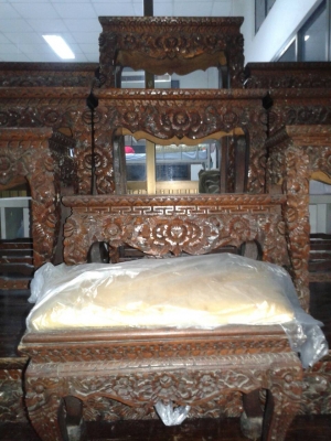 โต๊หมู่บูชาไม้สัก