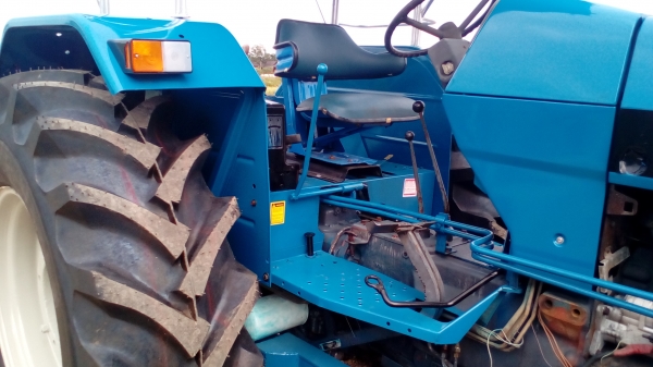 ขายรถไถFORDรุ่น6640คานหน้า NEWHOLLAND  พร้อมเอกสารอินวอย