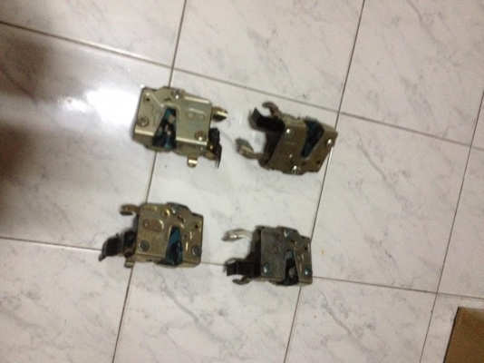 ขายชุดกลอนในเปิดประตู e30 4ประตู  สภาพok ตัวละราคา800 โทร0924462525โส กทม