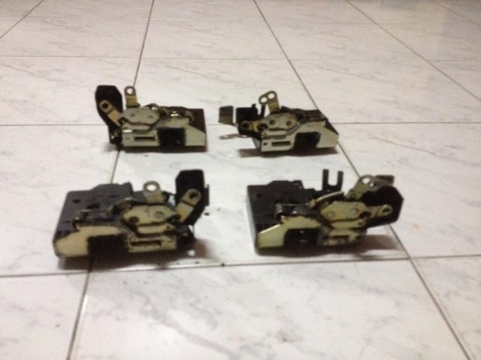 ขายชุดกลอนในเปิดประตู e30 4ประตู  สภาพok ตัวละราคา800 โทร0924462525โส กทม