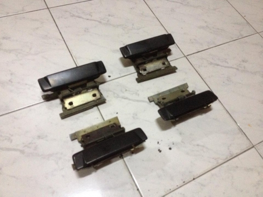 ขายชุดมือเปิดนอกประตู e30 4ประตู  สภาพok ตัวละราคา400 โทร0924462525โส กทม