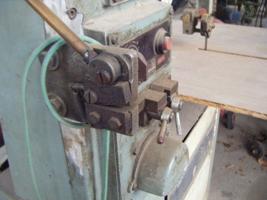 เลื่อยสายพานพร้อมเครื่องเชื่อมต่อใบเลื่อย