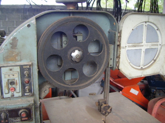 เลื่อยสายพานพร้อมเครื่องเชื่อมต่อใบเลื่อย