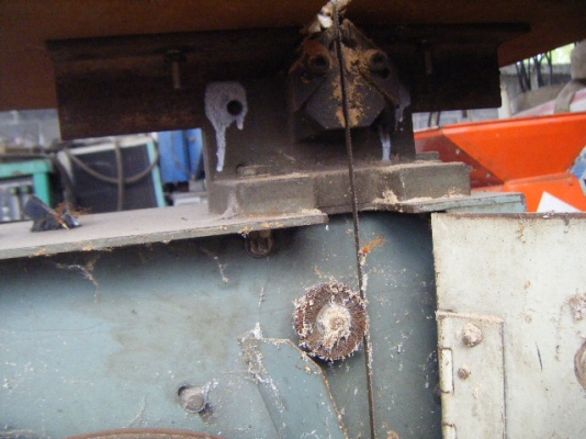 เลื่อยสายพานพร้อมเครื่องเชื่อมต่อใบเลื่อย