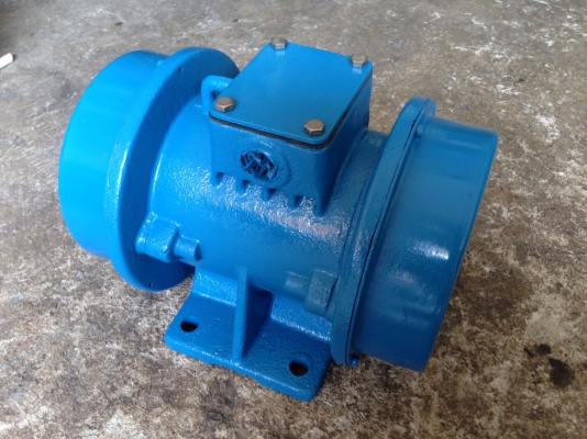 ขายมอเตอร์สั่น-เขย่า Uras vibrator made in Japan ขนาด 1/3HP. 380V สภาพสวนเดิมๆ(ทำสีใหม่) สั่นแรง พร้อมใช้งาน