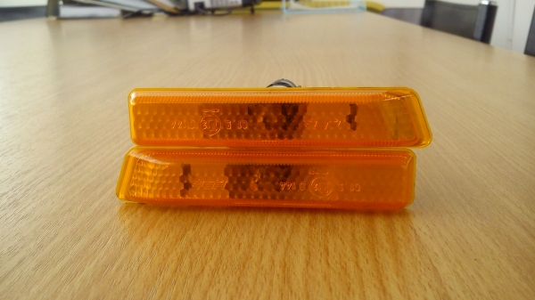 ไฟเลี้ยวแก้มสีส้ม BMW ไม่ทราบรุ่นครับ