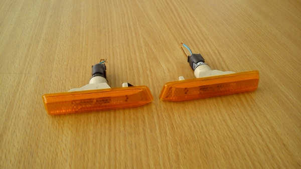 ไฟเลี้ยวแก้มสีส้ม BMW ไม่ทราบรุ่นครับ