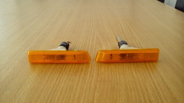 ไฟเลี้ยวแก้มสีส้ม BMW ไม่ทราบรุ่นครับ